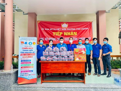Chi Đoàn trường Tiểu học Phú Thọ phối hợp với Đoàn cơ sở cơ quan tỉnh với thăm và tặng quà các khu vực phong tỏa trên địa bàn tỉnh Bình Dương