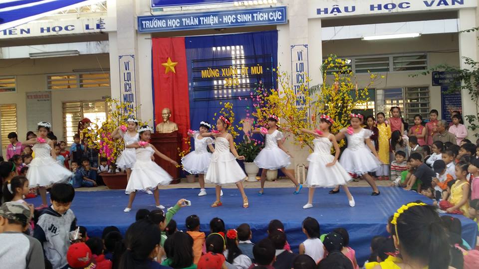 Tiết mục Văn nghệ các em học sinh tại "Hội vui xuân"
